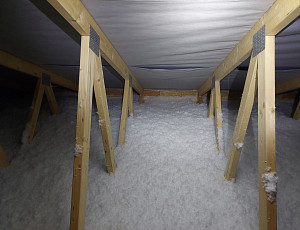 Zateplení stropu novostavby rodinného domu pomocí foukané izolace